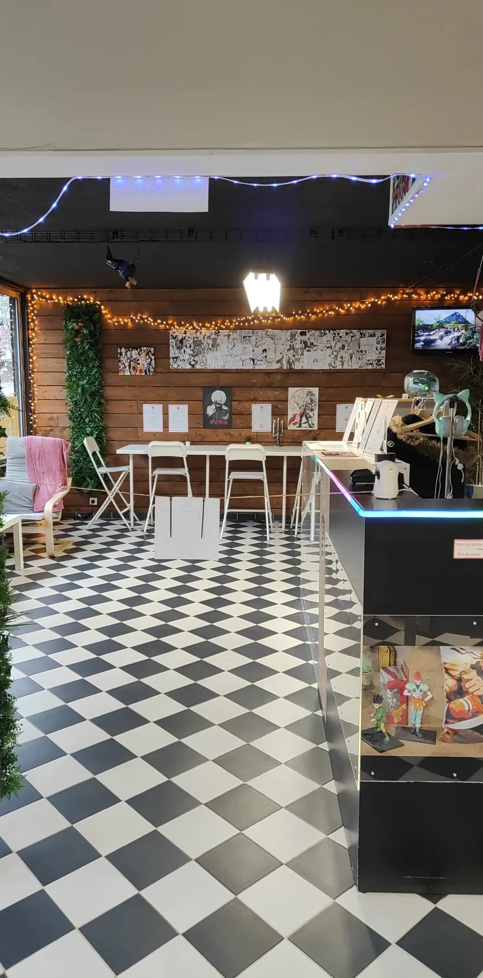 Vue intérieure du Kurama Café et de son espace lecture