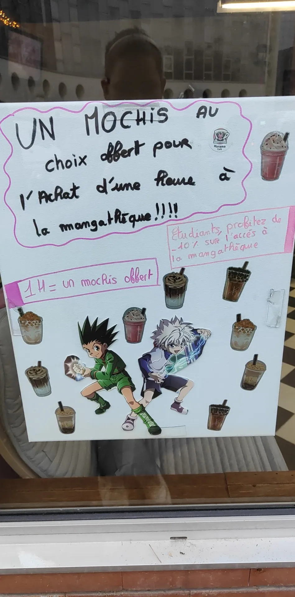 La bibliothèque manga près de la baie vitrée
