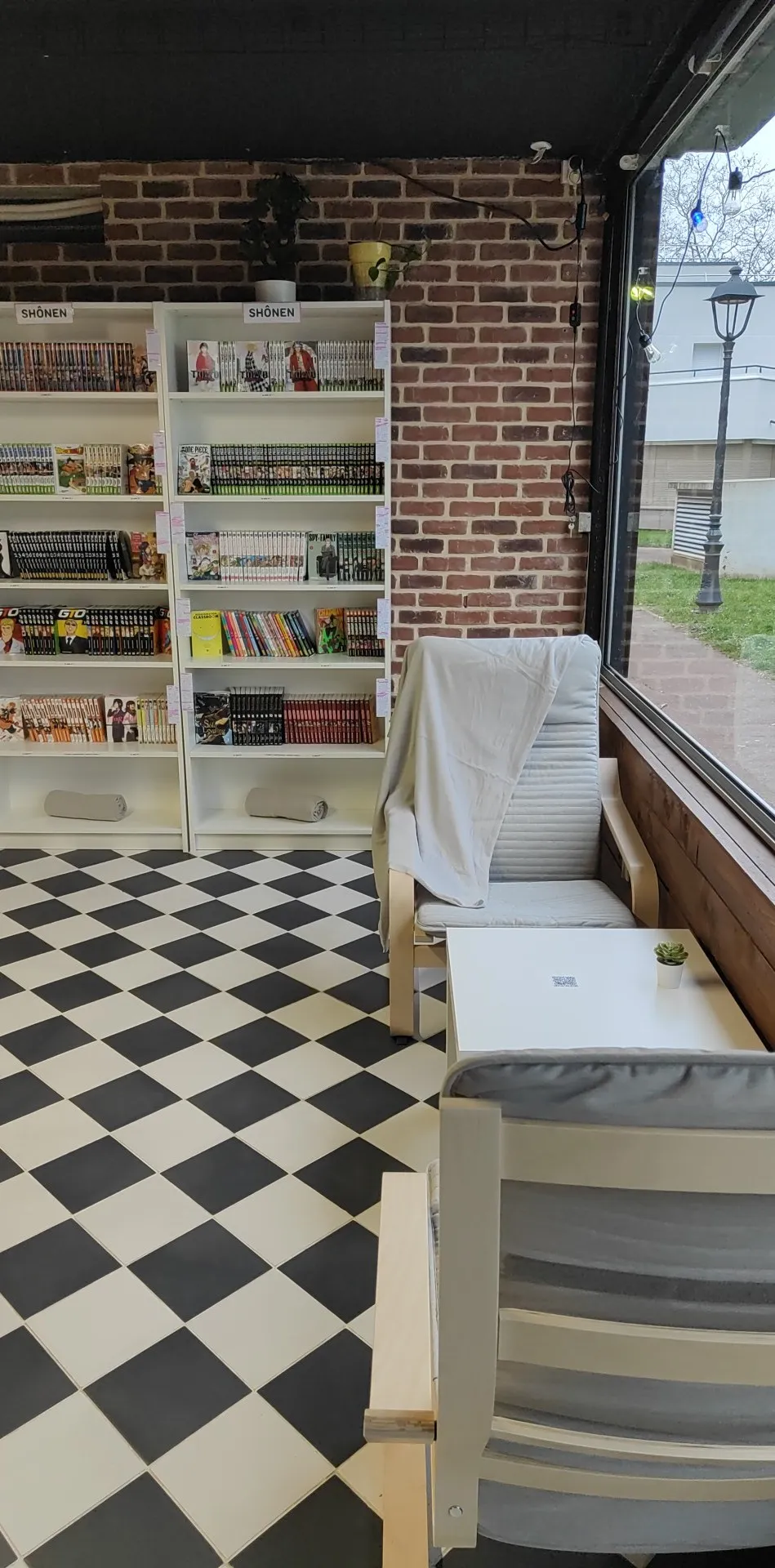Le comptoir et les étagères de mangas