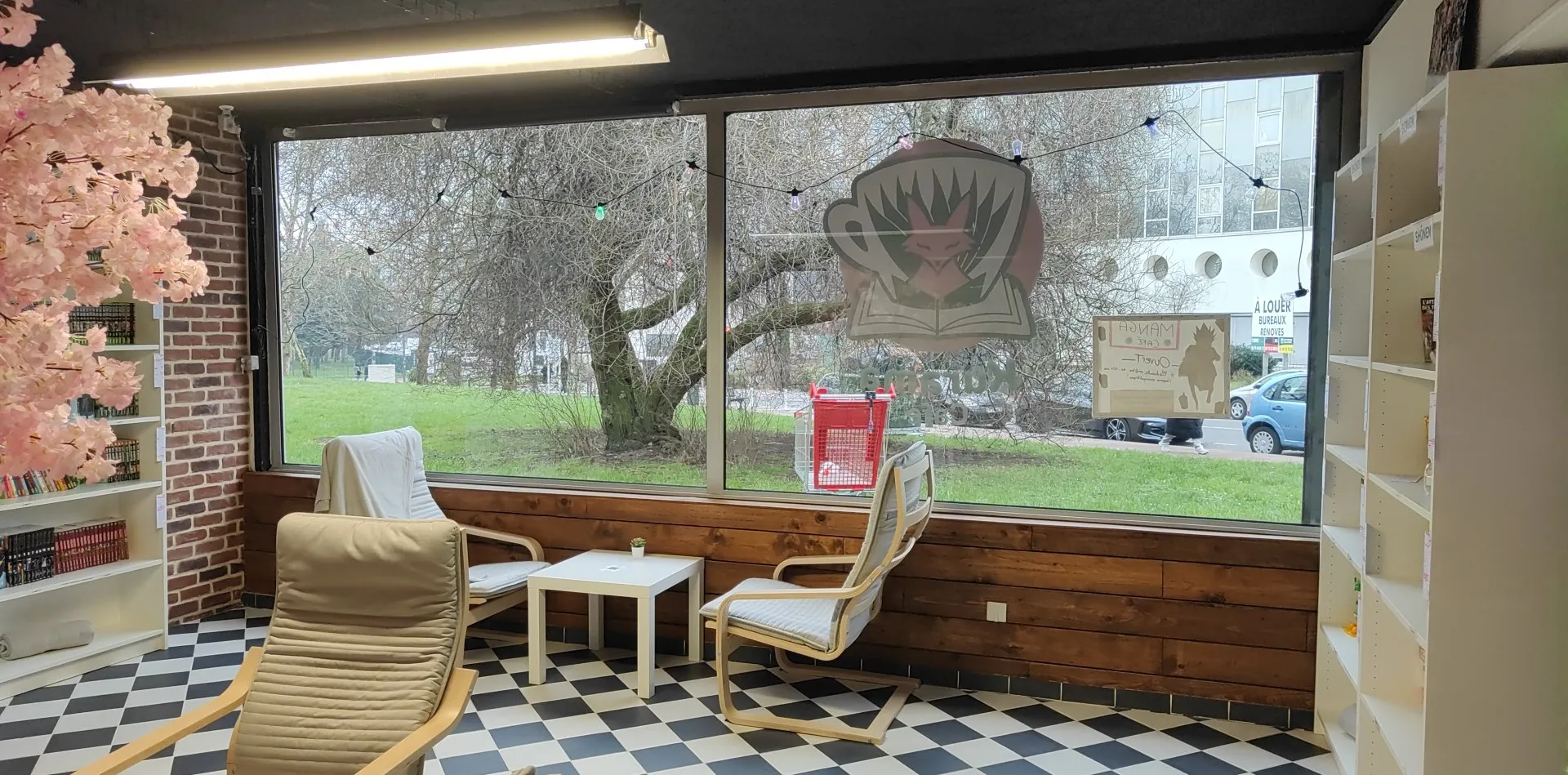 Vue panoramique de l'intérieur du Kurama Café