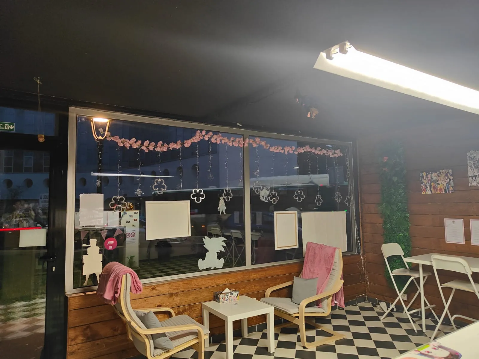 Intérieur cosy du Kurama Café